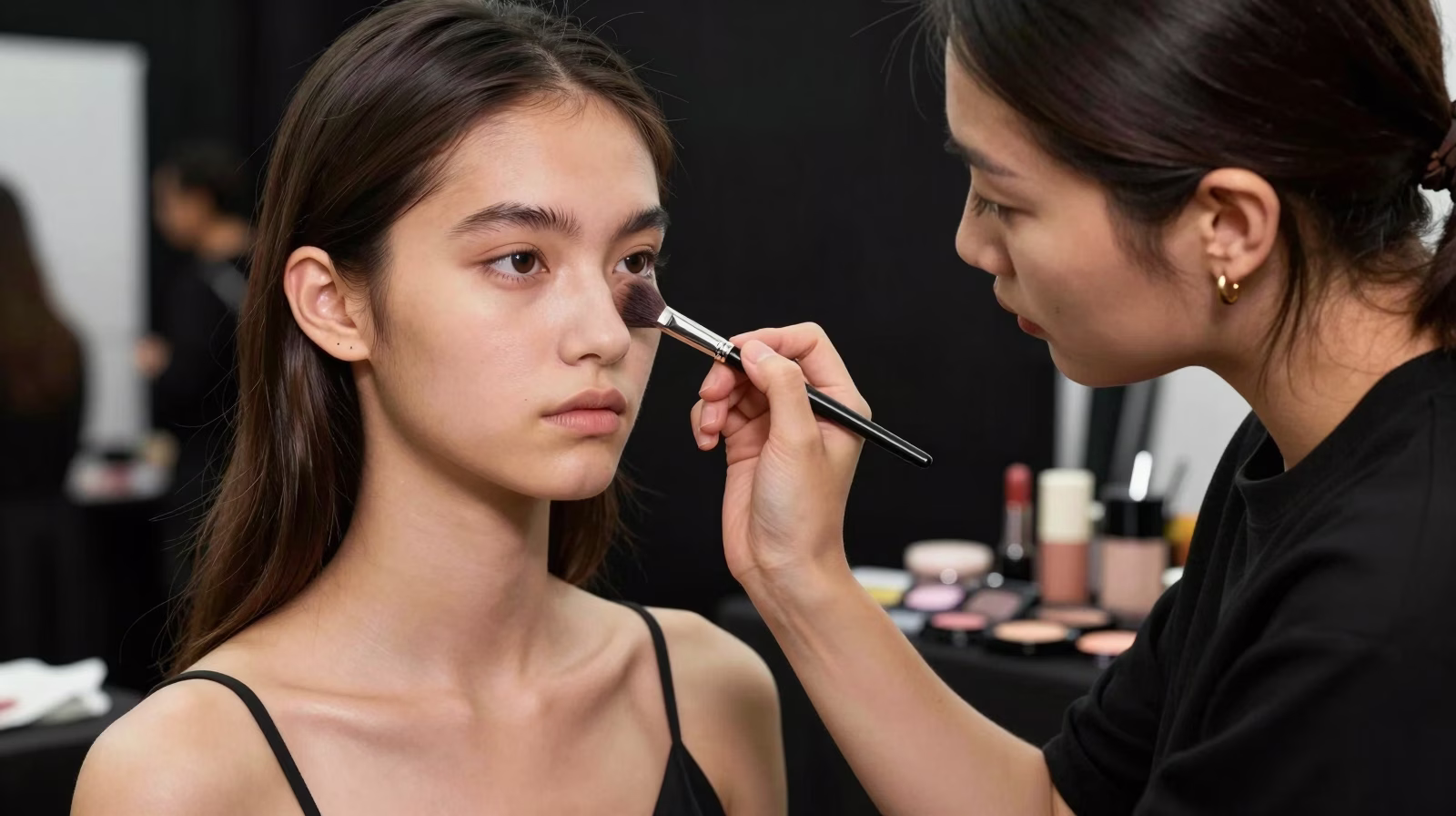 Maquilleur de Mode : Guide Ultime du Métier, Formations et Carrière dans la Beauté Fashion