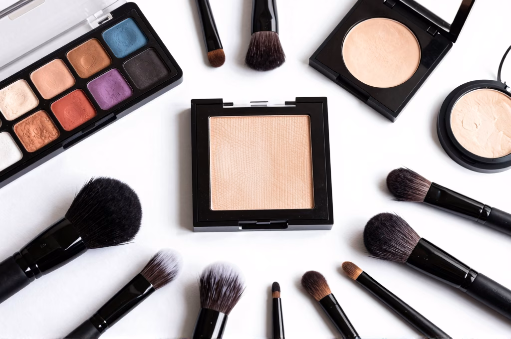 Palette de maquillage professionnel avec pinceaux et cosmétiques haut de gamme pour maquilleur de mode