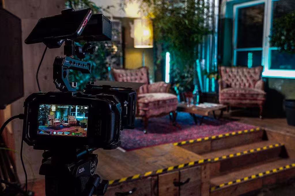 Qui fabrique le décor des plateaux TV ?