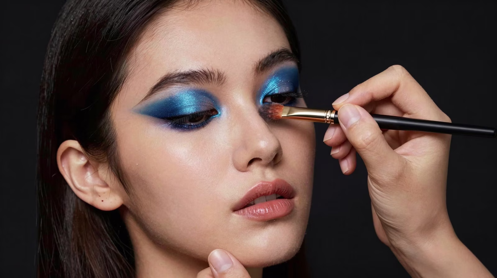 Maquilleur créant un look éditorial avant-gardiste