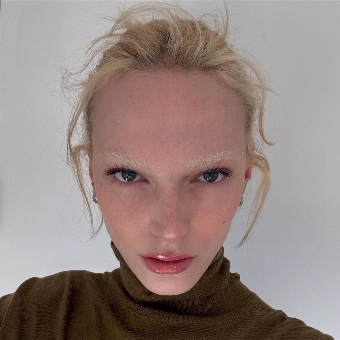 Alex Consani mannequin portrait mode haute couture