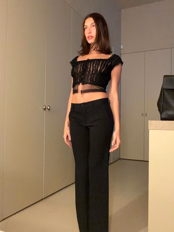 Hailey Bieber - Photo 2