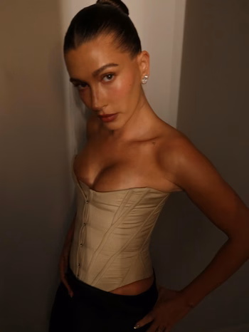 Hailey Bieber - Photo 6
