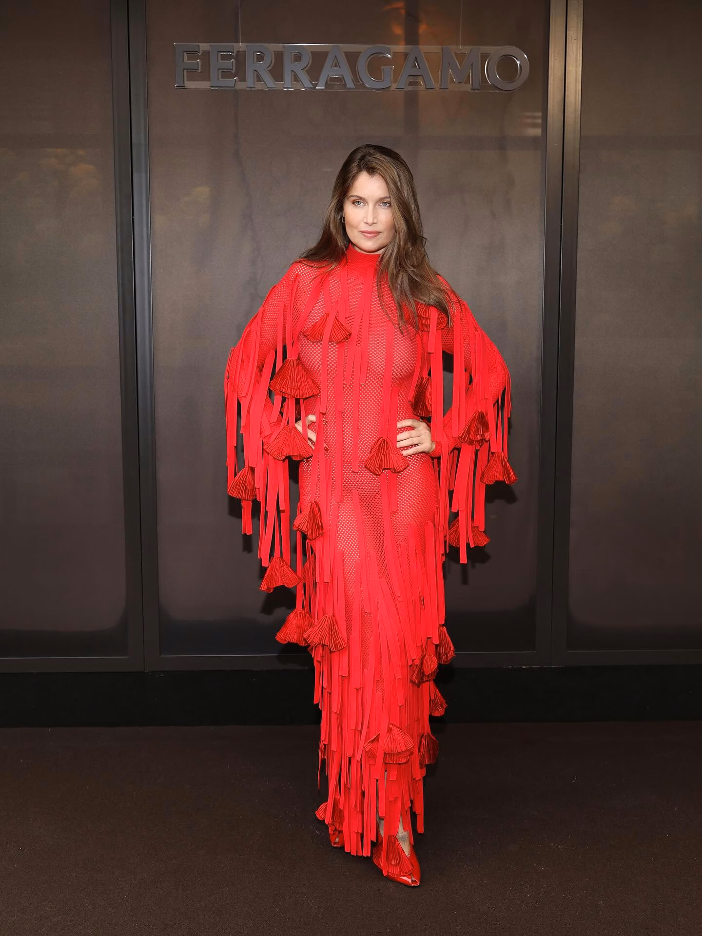 Laetitia Casta en robe rouge a un evenement mode